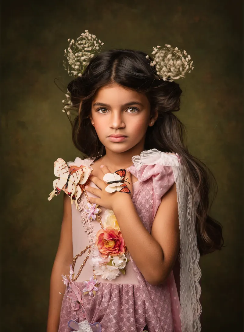 Niña con vestido rosa y flores secas