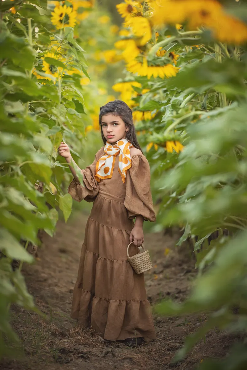 Niña en un campo de girasoles