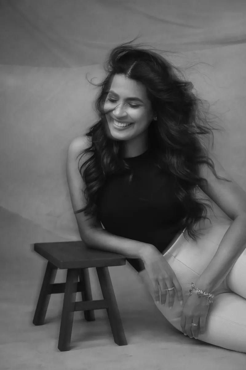 Retrato en blanco y negro de mujer sonriendo
