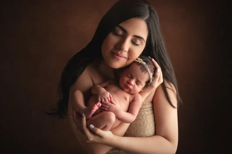 Madre abrazando a su recién nacida