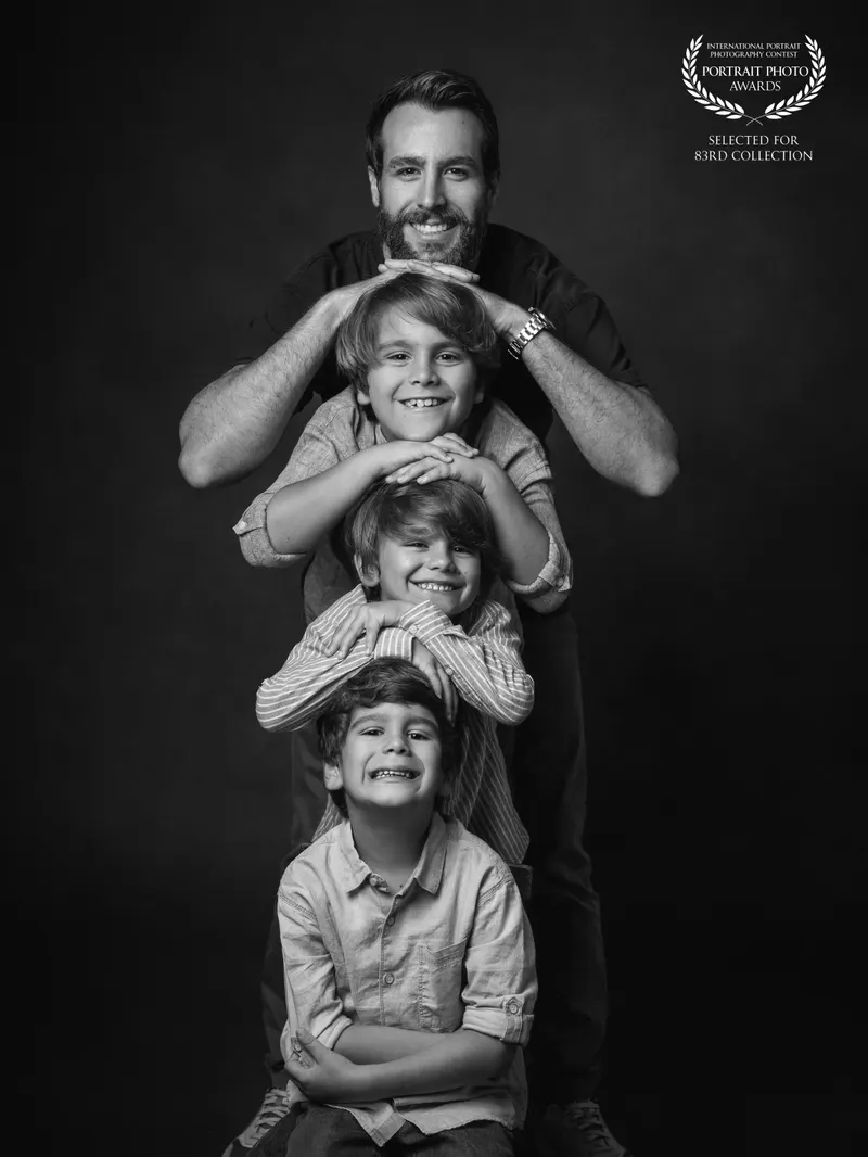 Padre e hijos apilados en blanco y negro