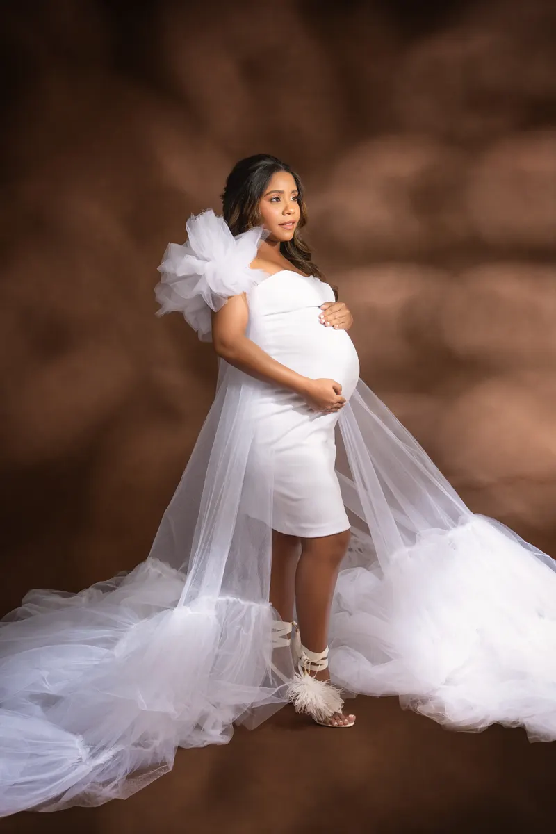 Embarazada con vestido blanco de tul
