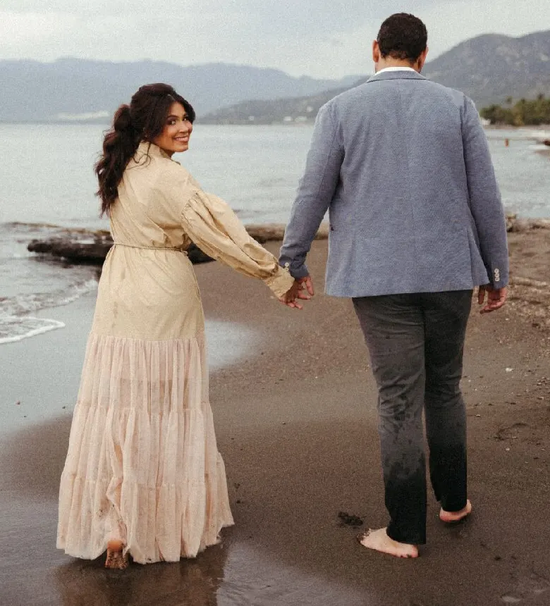 Pareja caminando de la mano en la playa