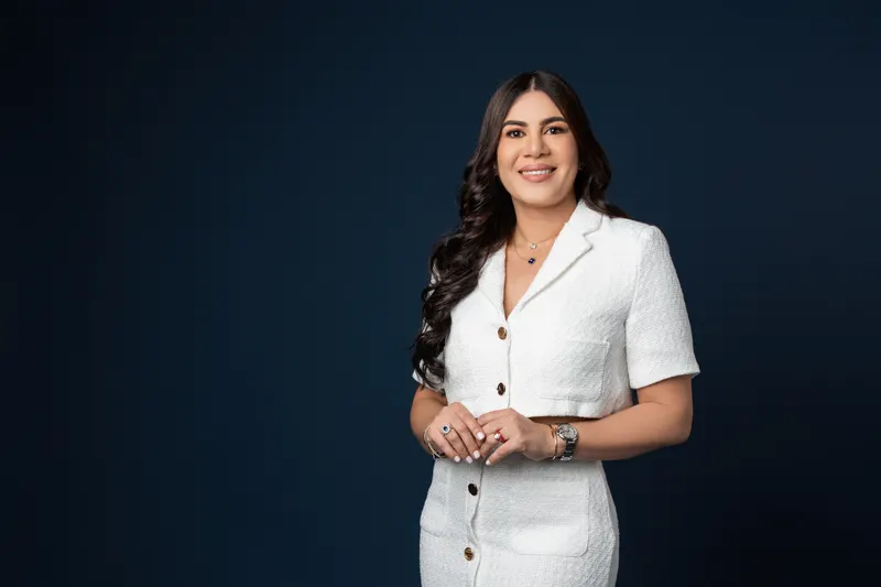 Retrato profesional de mujer con traje blanco