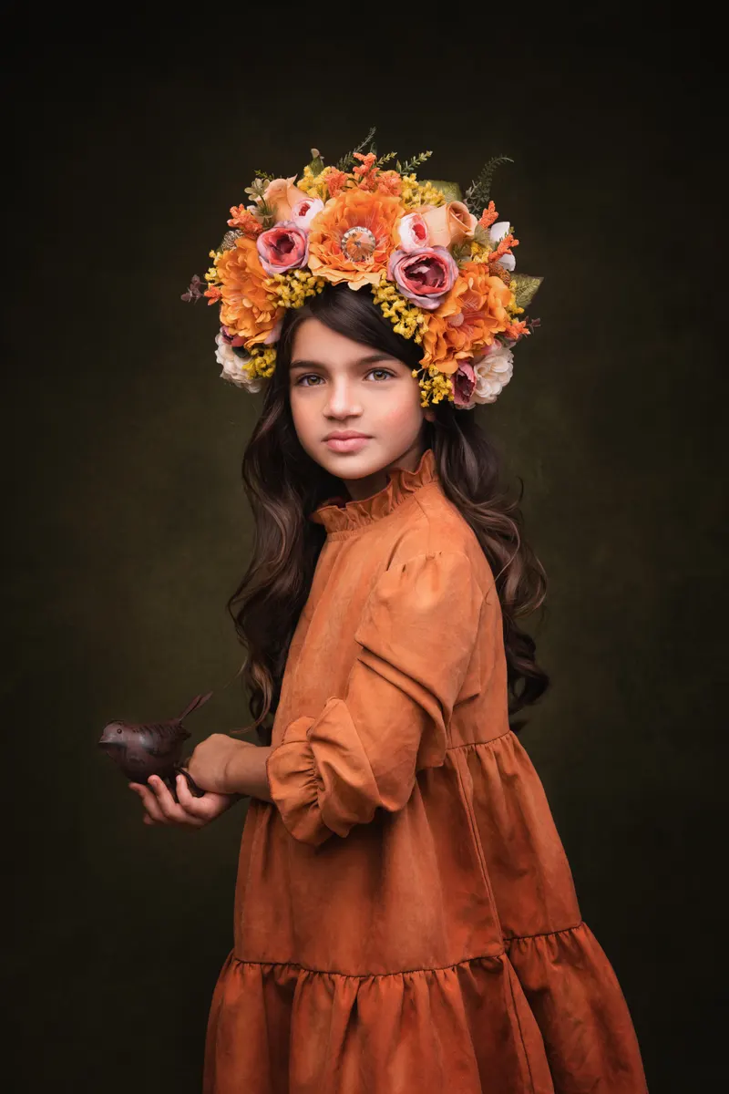 Retrato de niña con corona de flores