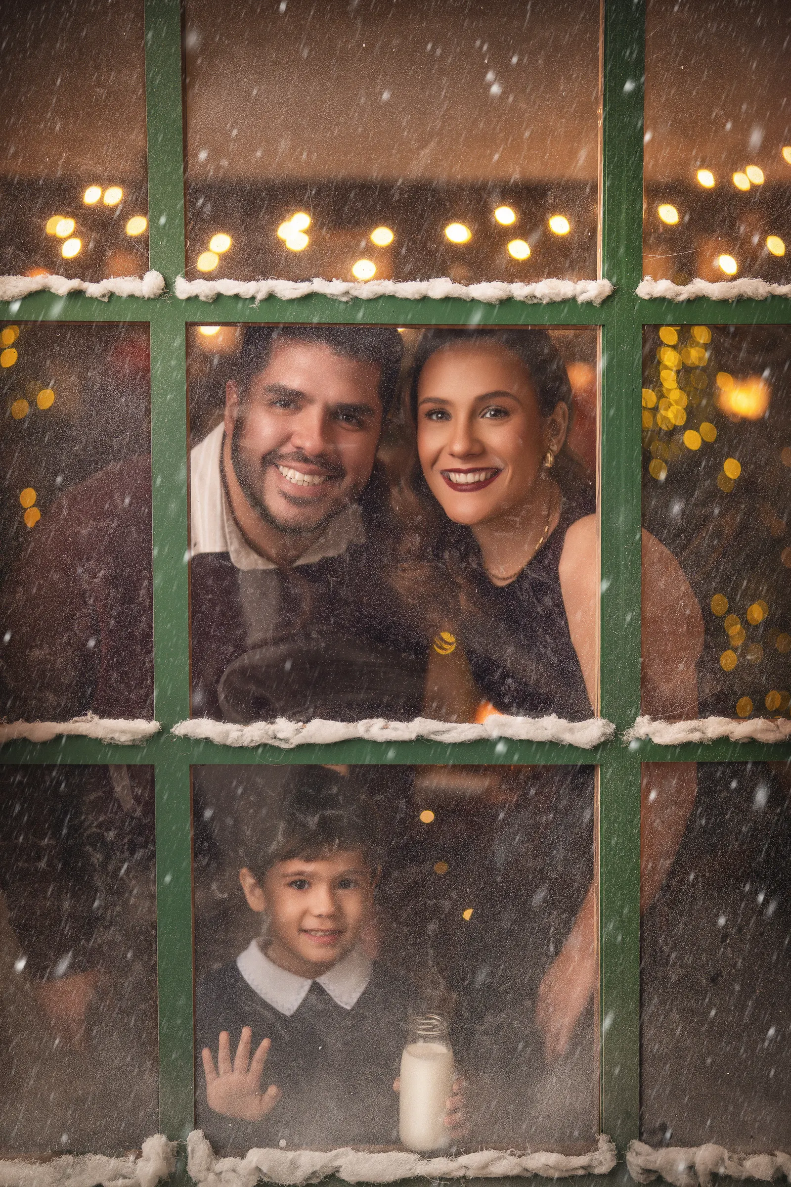 Familia mirando a través de una ventana con nieve en el set de Vintage Corner