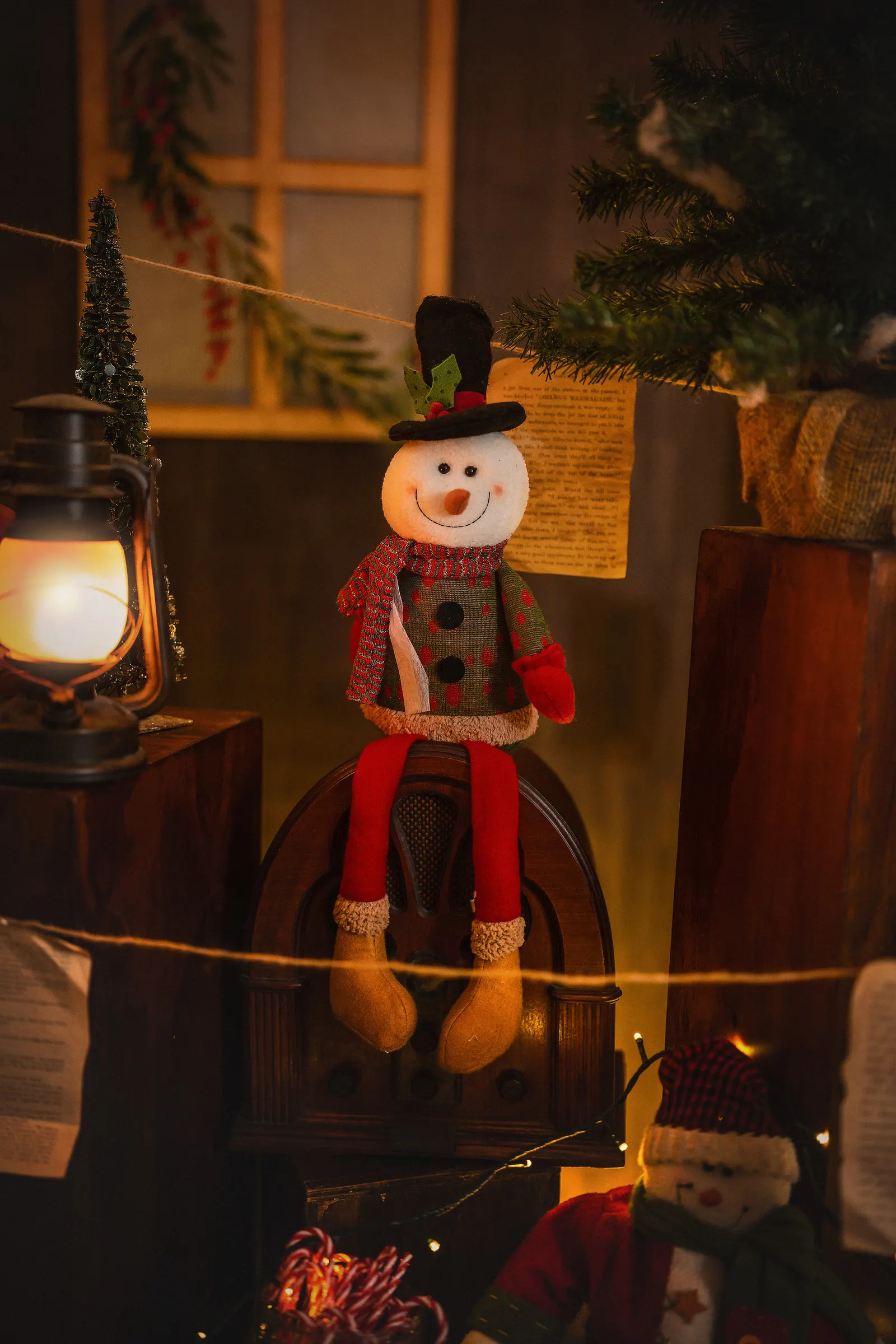 Muñeco de nieve sobre una radio antigua en el set navideño