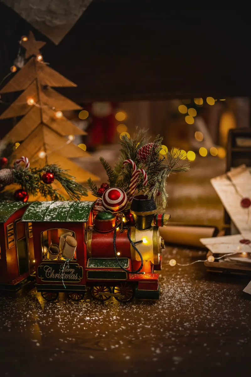 Tren navideño de juguete con luces y dulces